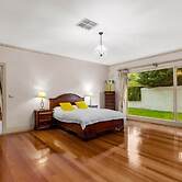StayAU Expansive 7BR Villa Warrandyte
