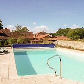 Marvelous Holiday Home in Issac With Swimming Pool