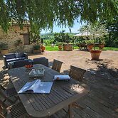 Lush Farmhouse in Umbertide With Pool