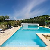 Attractive Holiday Home With Shared Pool in the Luberon