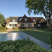 Beautiful Holiday Home in Vlaanderen With Shared Pool