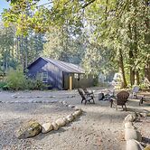 Close to Mt Hood Skibowl: Retro Rhododendron Cabin
