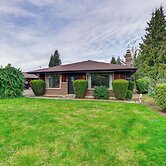 1 Mi to Snoqualmie River: Pet-friendly Getaway