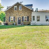 Cottage w/ Furnished Patio & Garden: Dtwn Leesburg