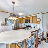 2 Mi to Snowshoe Resort: Townhome w/ Deck!