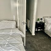 Luxurious Wolverhampton Retreat With 4 Bedrooms