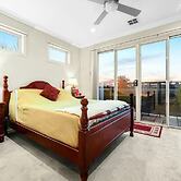 StayAU Pakenham Townhouse with Lakeview