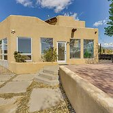 10 Mi to Taos Ski Valley: Mtn-view Duplex w/ Deck!