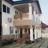 5 Bed House - Sleeps 8 - Wifi - Parking