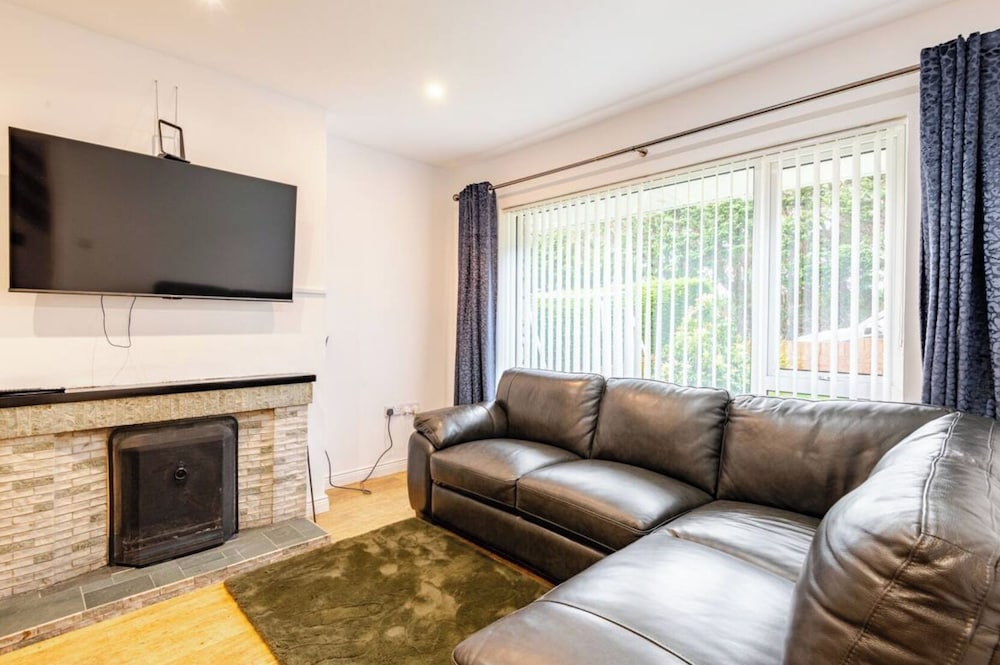 4 bed House - Private Garden - Free Parking