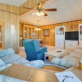 2 Mi to Lake Havasu: Pet-friendly Home w/ Grill!