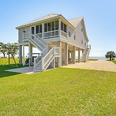 Walk to Beach: Oceanfront Home w/ Outdoor Kitchen