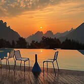 XMAN Sunrise Peaks Resort--Sky Mirror Infinity Pool