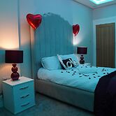 2 Bed Flat - Sleeps 4 - Jacuzzi Bath - Parking