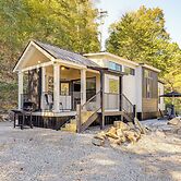 Deck, Grill & Fishing Pond: Modern Cookeville Gem