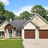 Tranquil Flint Escape: Relax In Nature's Serenity 3 Bedroom Home