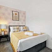 House - Sleeps 4 - Garden - Parking