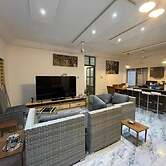 3 Bed Villa-private Garden-offstreetparking-aircon