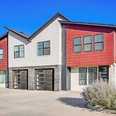 Pets Welcome: Newly Built Abode in Canyon!