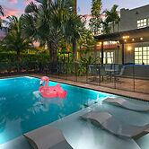 2 Mansions Pool Garden & BBQ Sleeps 22-8 BR
