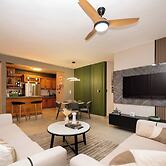 Dream Stay - Pool & Gym - 10min Airport & Homs