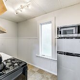 13 Mi to Buffalo: Cozy Apartment in Depew!