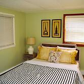 Red 4 Apartment - Experience the Comfort of This Charming