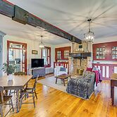 Walk to Creek: Mount Joy Home w/ Peacocks On-site!