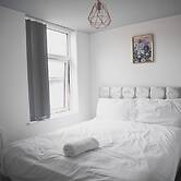 Room in Guest Room - Big Room in Leicester