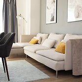 Stylish 2BR Apartment, Town Centre, Free Parking