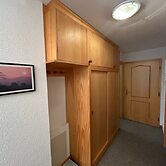 Gracious Apartment With Patio in Hills