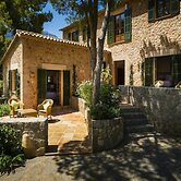 Elegant Villa With Communal Space