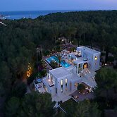Holiday Home With Stunning Infinity Pool