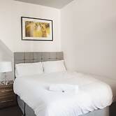 Room in Guest Room - Cheerful Big Room in City