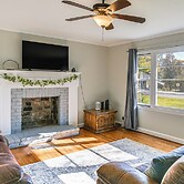 6 Mi to Dtwn Greenville: Taylors Home w/ Foosball