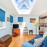 Host Stay Blue Bolthole on Vicarage Lane