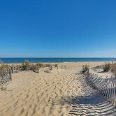 Steps to Ocean: Colorful Abode in Fenwick Island