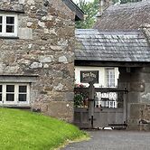 Drewe Arms Bunk Rooms & Church Cottage