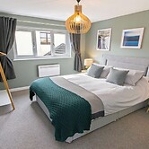 Oceanside Sleeps 6 Walk to Beach & Stylish