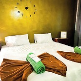 Poolside Apartment - Sleeps 4, Ac & Hot Shower