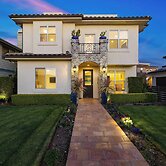 Sunset Serenity by Avantstay Rooftop w/ Hot Tub & Fire Pit, 3 Blocks t