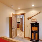 Patio & Mountain Views: Central Ouray Getaway!