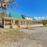 Bonnieville Farmhouse on 69 Acres w/ Porch!