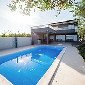 Beachfront villa Mihovil w. beach access