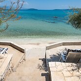 Beachfront villa Mihovil w. beach access