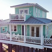 Walk to Ocean: Home w/ Deck in Surfside Beach!