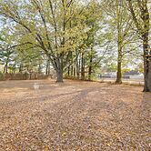 3 Mi to Mill Creek Park: Willingboro Home w/ Grill