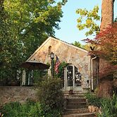 Chanticleer Inn Bed & Breakfast