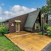 8 Mi to Dogwood Canyon: Cozy Cabin w/ Deck