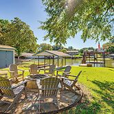 Waterfront Retreat w/ Hot Tub in Gun Barrel City!